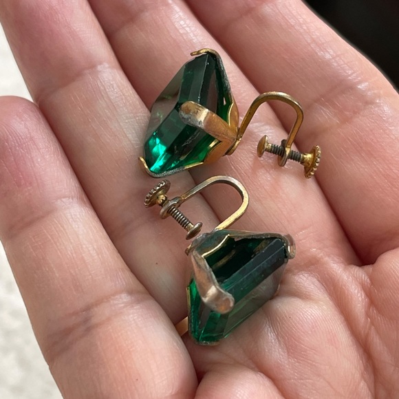 1950s emerald cut glass screw on gold tone earrings - Picture 8 of 11
